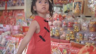 亚洲华人家庭在街头中国市场购物庆祝中国新年。视频素材模板下载
