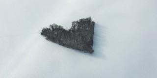 一架无人机穿过云层，在一片真正的心形森林上拍摄。暴风雪中的浪漫现象。
