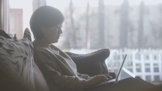亚洲女性在家里使用笔记本电脑视频素材模板下载