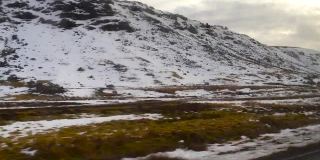 驾车穿越冰冻的冰岛