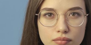 一个女人的眼睛与未来的信息阅读系统。显示器内置在眼镜中。用户界面元素Hud和UI