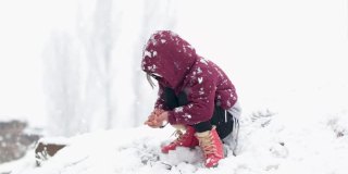 小女孩下着雪