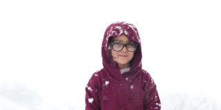 小女孩下着雪