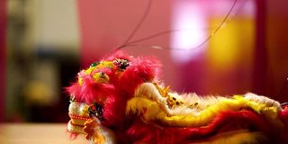 玩具中国狮子木偶侧面的狮子舞蹈