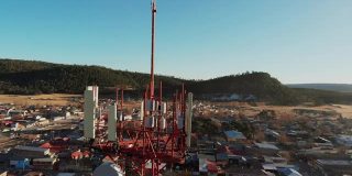 一个通信基站塔在圣胡安尼托，奇瓦瓦，墨西哥，在Sierra Madres，山城，镇下面，无人机视频剪辑