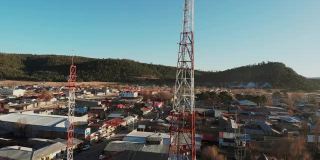 通信基站塔在圣胡安尼托，奇瓦瓦，墨西哥，在Sierra Madres，山城，镇下面，无人机视频剪辑