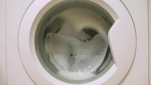 洗衣机的工作原理是用离心法清洗衣物。