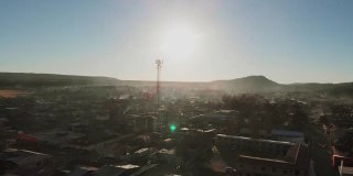 一个通信基站塔在圣胡安尼托，奇瓦瓦，墨西哥，在Sierra Madres，山城，镇下面，无人机视频剪辑