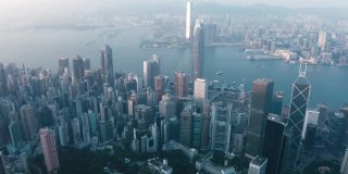 俯视图香港城市全景。无人机拍摄的摩天大楼