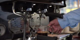 咖啡师准备咖啡机和冲泡咖啡咖啡在咖啡馆的咖啡机股票视频