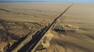 汽车在戈壁沙漠上行驶的实时/鸟瞰图视频素材模板下载