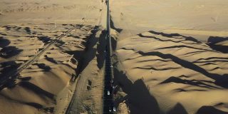 汽车在戈壁沙漠上行驶的实时/鸟瞰图