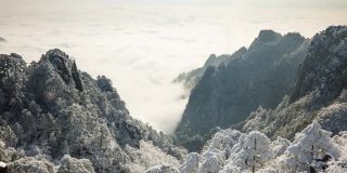 时间流逝，雾环绕着中国的黄山(黄山)