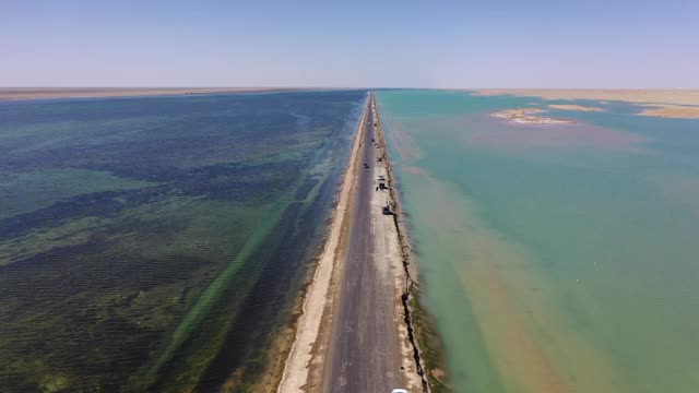 青海湖附近道路的实时/鸟瞰图