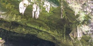 喀斯特洞穴大胆的无信号航拍