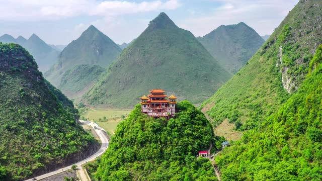 山顶上有一座庄严的佛寺