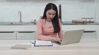 一个美丽的亚洲女人在笔记本电脑上工作认真的在家工作是新的常态视频素材模板下载
