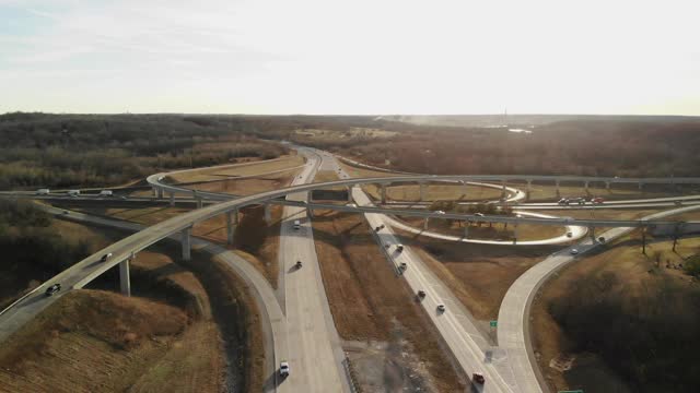 空中立交桥交通视图在美国中西部高速公路运输4K系列视频