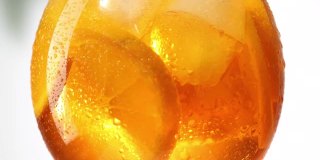 湿橙冰鸡尾酒杯特写打开白色背景