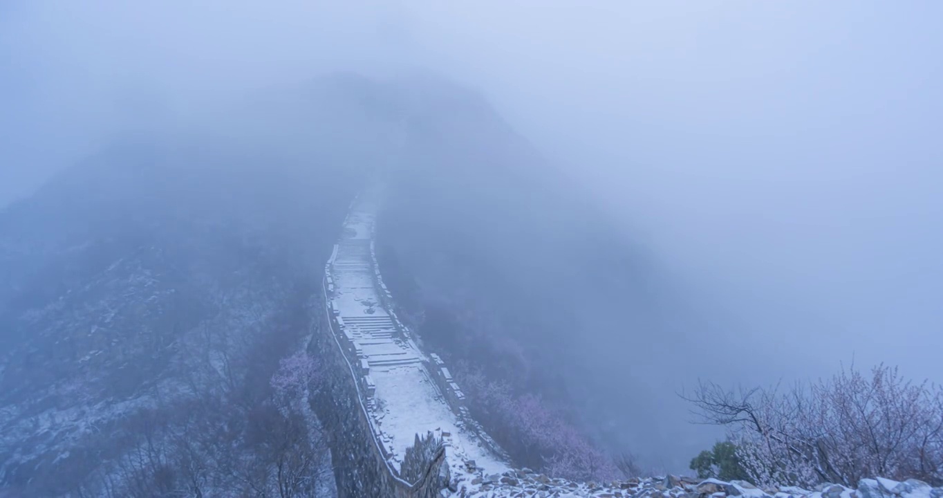 雪景中的中国长城，云雾中的自然风光(延时)