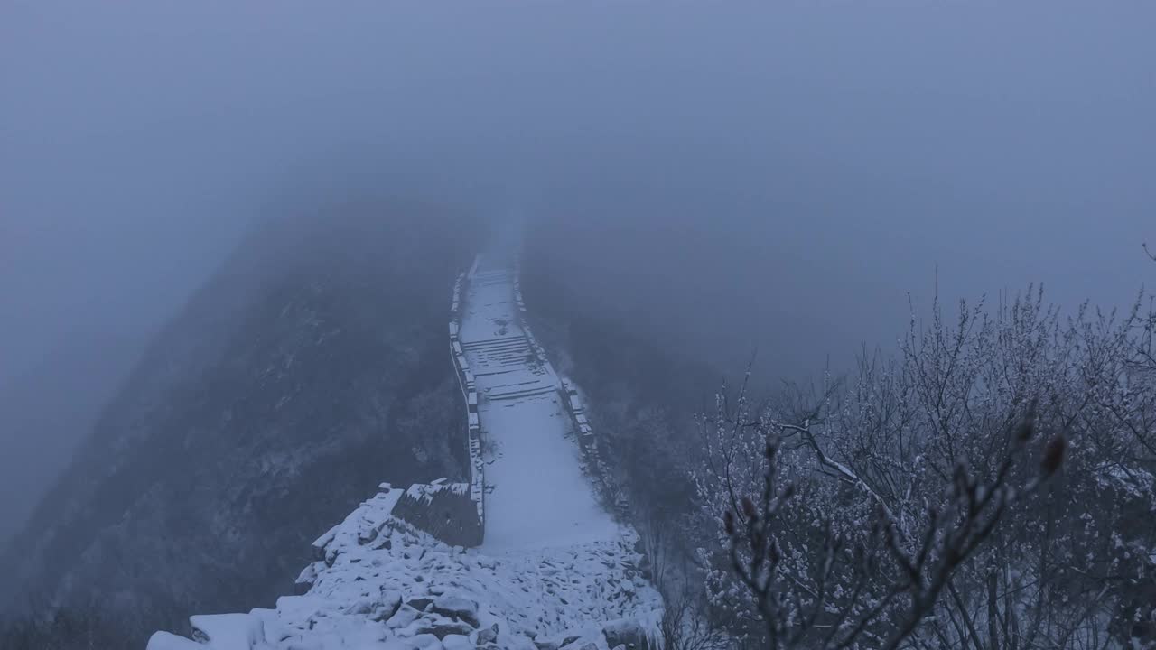 雪景中的中国长城，云雾中的自然风光(延时)