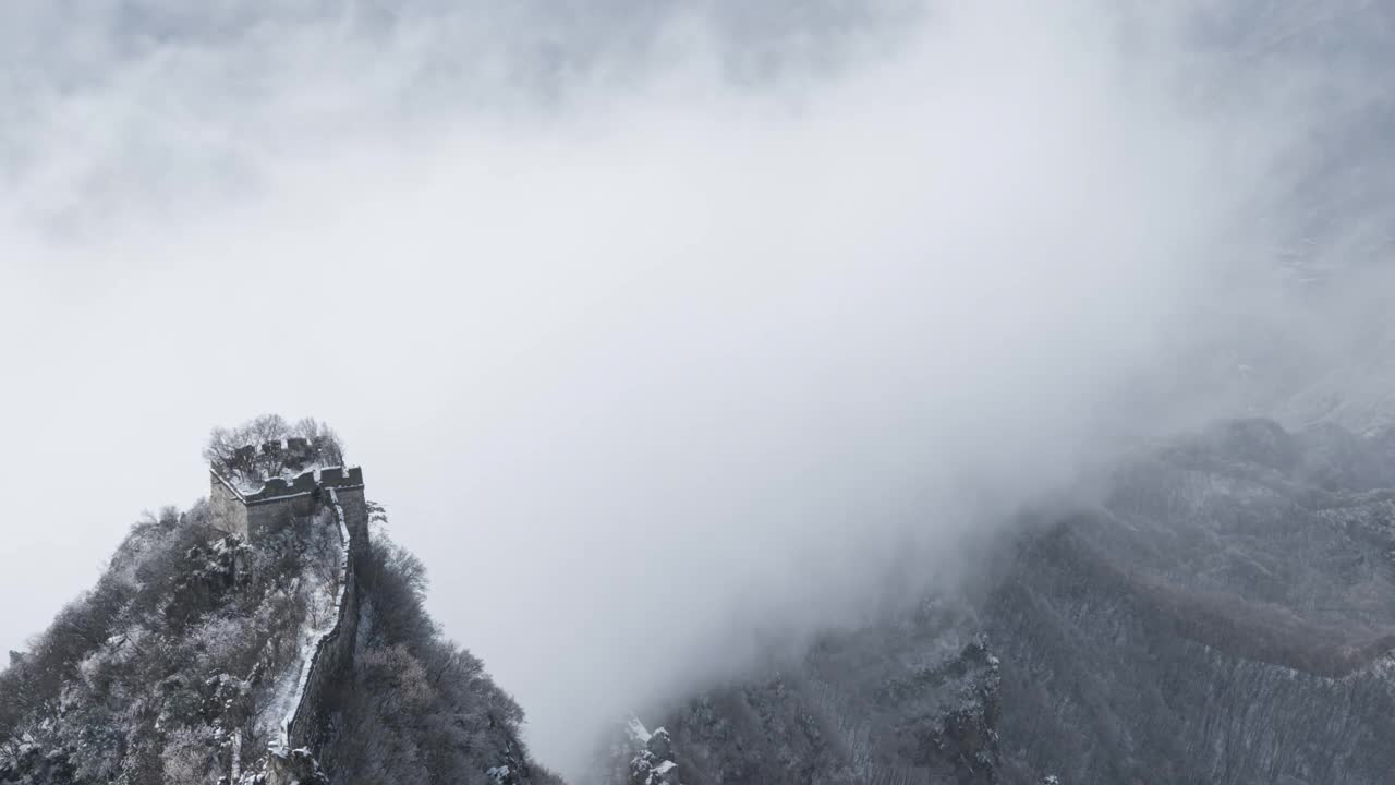 中国的长城和雄伟的山景云雾缭绕的自然风光(延时)
