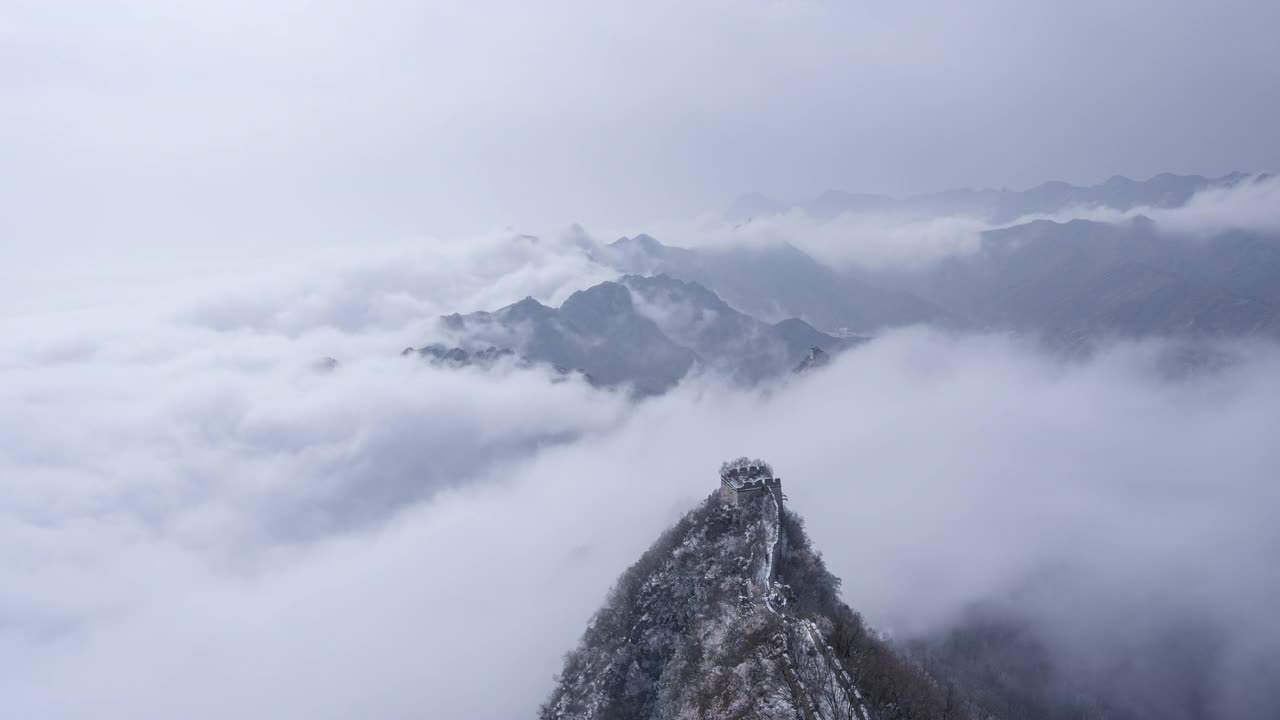 中国的长城在雪后，自然风光在云雾中。放大镜头(延时)