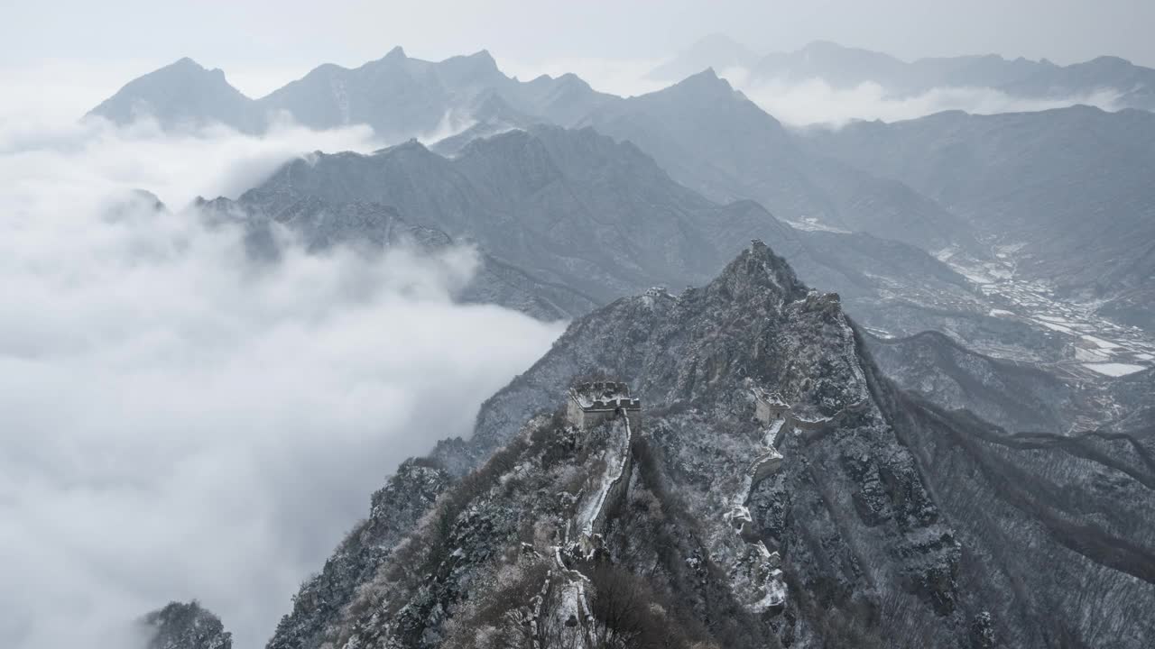 中国的长城和雄伟的山景，云雾缭绕的自然风光(延时)