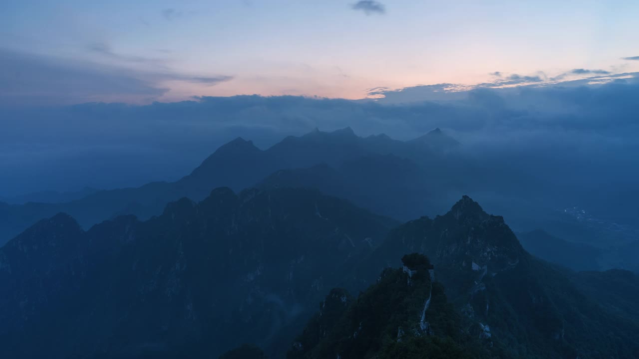 夏日黄昏的长城，美丽的天空和云朵(延时)