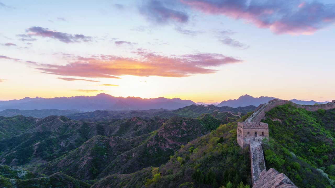 中国长城是在风景秀丽的山上，日落时美丽的自然风光。平移镜头(延时)