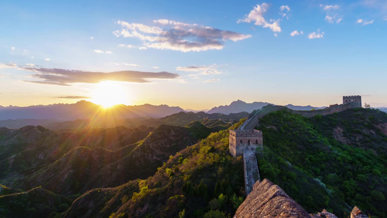 中国长城在风景优美的山上，日落时美丽的自然风光(延时)
