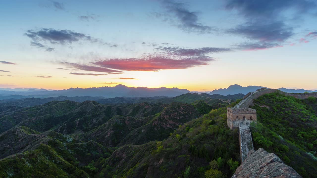 中国长城是在风景秀丽的山上，日落时美丽的自然风光。放大镜头(延时)