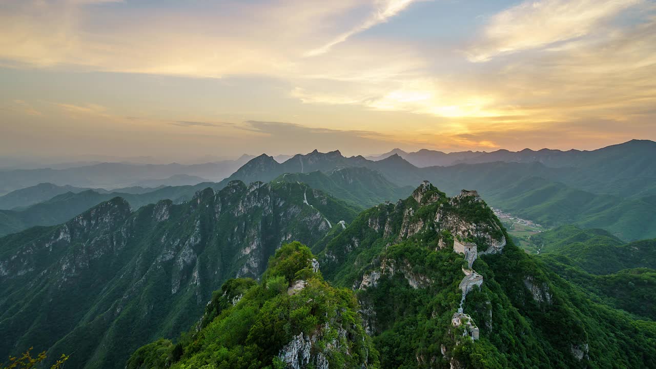 日落时的长城和青山。平移镜头(延时)