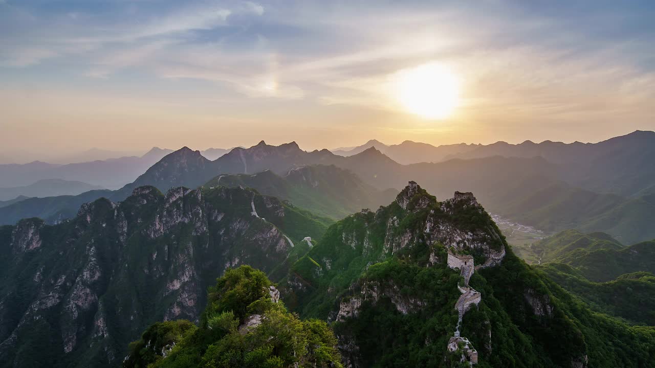 日落时的长城和青山。放大镜头(延时)