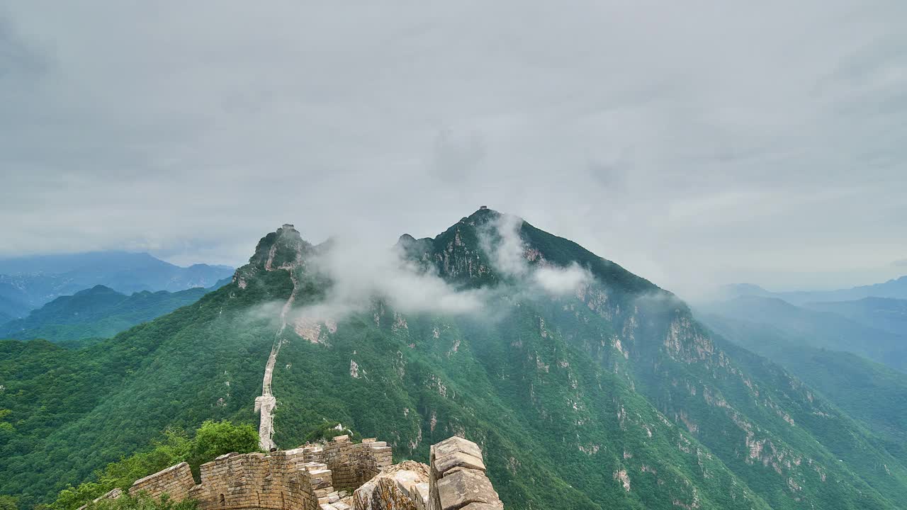 万里长城，青山绿水，云雾缭绕。放大镜头(延时)