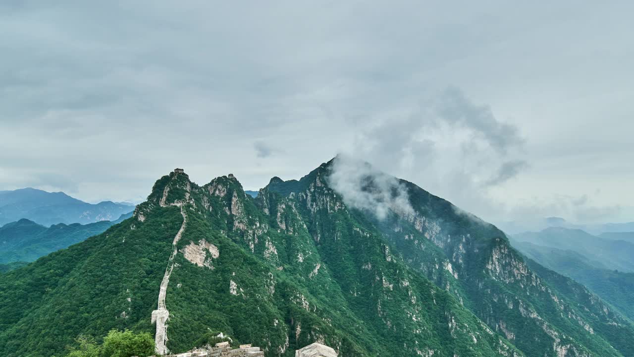 夏天有长城和青山，云雾缭绕。放大镜头(延时)