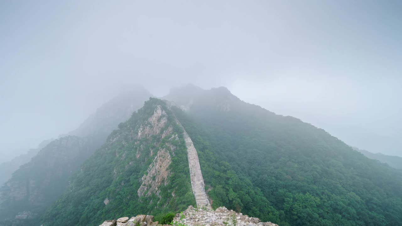 夏天的中国长城，自然风光有雾。放大镜头(延时)