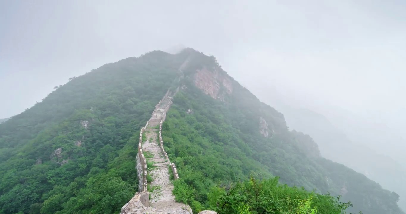 夏天的中国长城，自然风光有雾。放大镜头(延时)