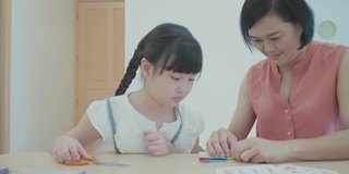 年幼的女儿在家与母亲学习在家教育和远程学习