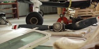 飞机螺旋桨躺在机库地板上