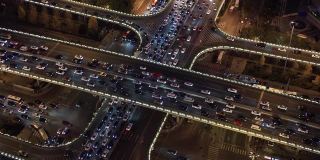 夜间天桥和城市交通的无人机视角/北京，中国