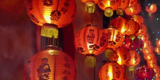 中国农历新年的灯笼在唐人街，祝福文字意味着好财富和他