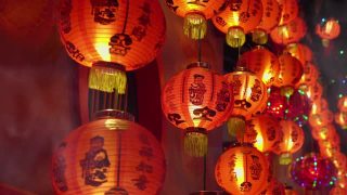 中国农历新年的灯笼在唐人街，祝福文字意味着好财富和他视频素材模板下载