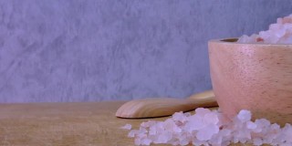 喜玛拉雅盐的食物内容的特写镜头。