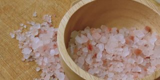 喜玛拉雅盐的食物内容的特写镜头。