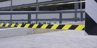禁止在多层停车场悬挂黑色和黄色胶带作为屏障