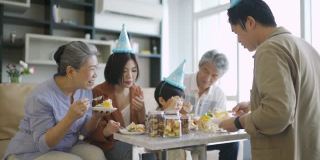 亚洲华人父母和祖父母一起庆祝儿子的生日