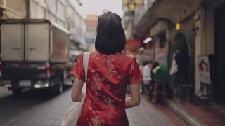 亚洲女性穿旗袍购物。视频素材模板下载