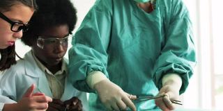 医学生学习使用医疗设备进行缝合。