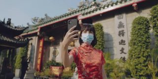 中国女子戴着防护面罩自拍